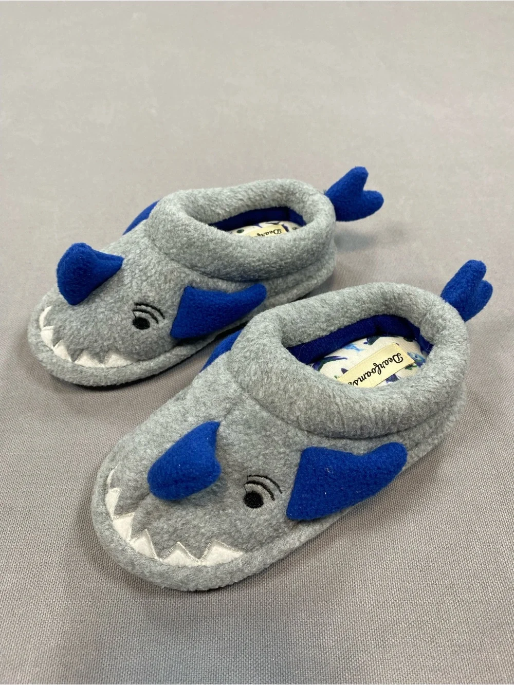 Dearfoams Kids Gray & Blue Shark Slippers Size 7-8